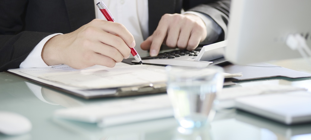 Detailansicht von Person, die Dokumente unterschreibt